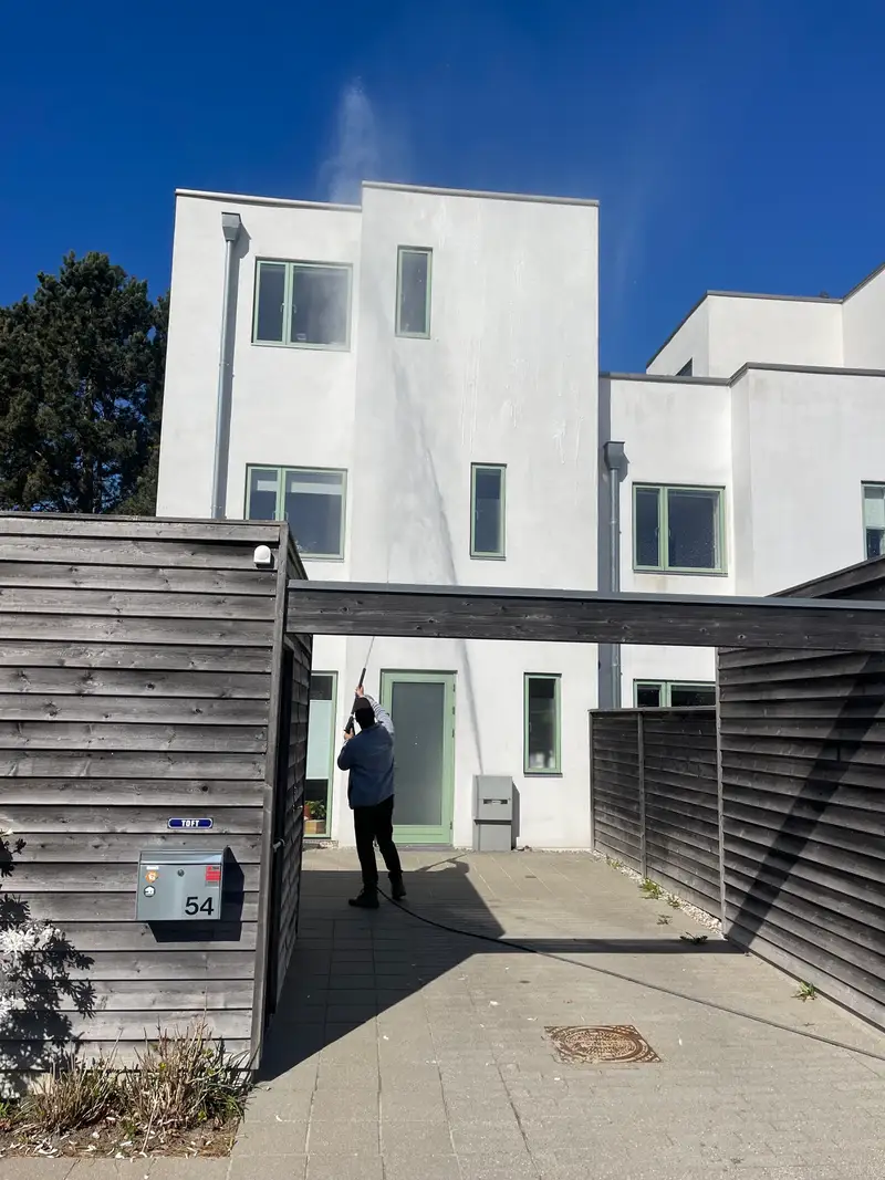 Facaderens af villa: professionel rensning af pudsfacade