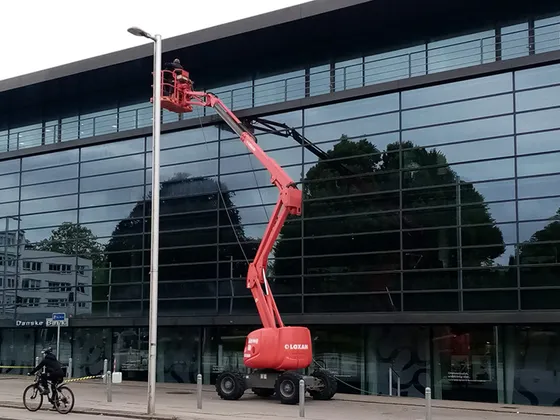 Facaderens af stor glasfacade fra personlift — professionel rensning på Sjælland