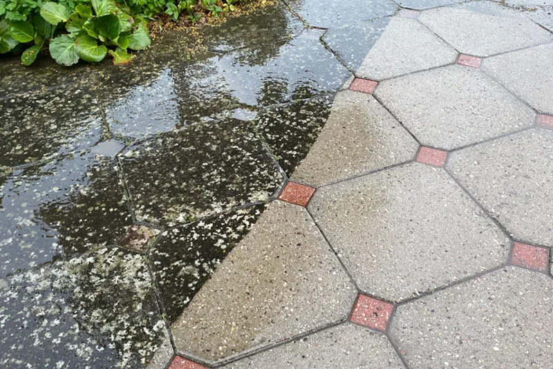 Fliserens i Hillerød — professionel rens af terrasse efter løvfald