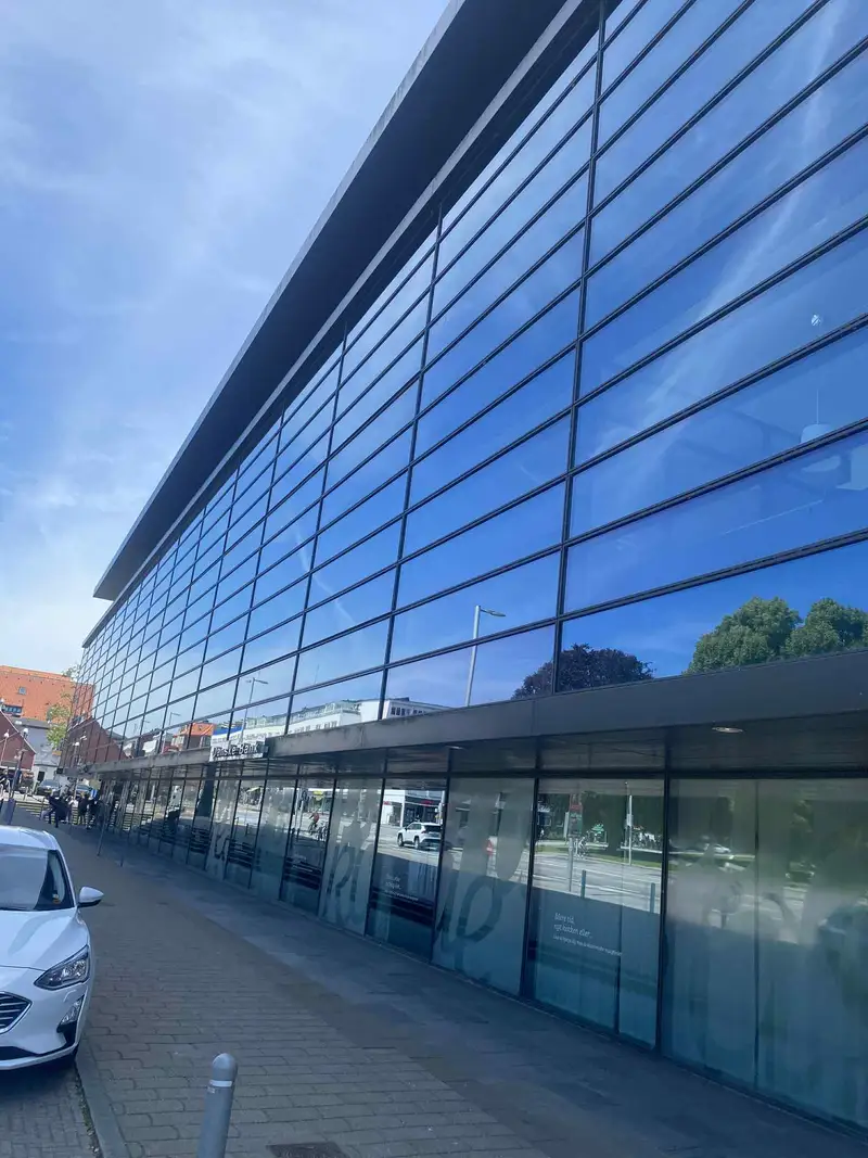 Facaderens i bymiljø: rensning af pudsfacade