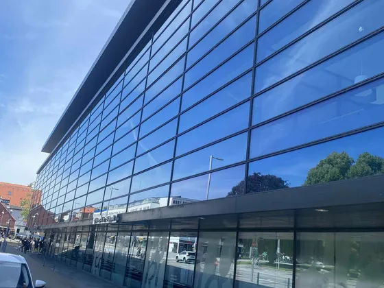 Ren glasfacade efter professionel facaderens i Storkøbenhavn