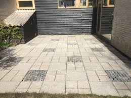 Granit-flisebelagt terrasse efter fliserens og imprægnering
