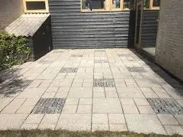 Granit-flisebelagt terrasse efter fliserens og imprægnering