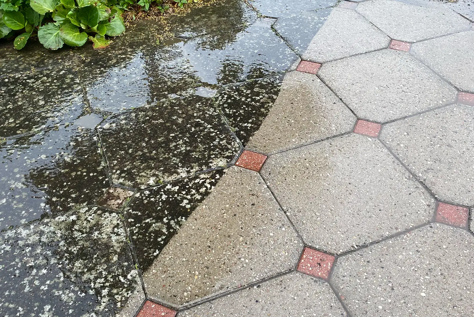 Terrasse med fliser, der bliver renset af Aktiv Rens