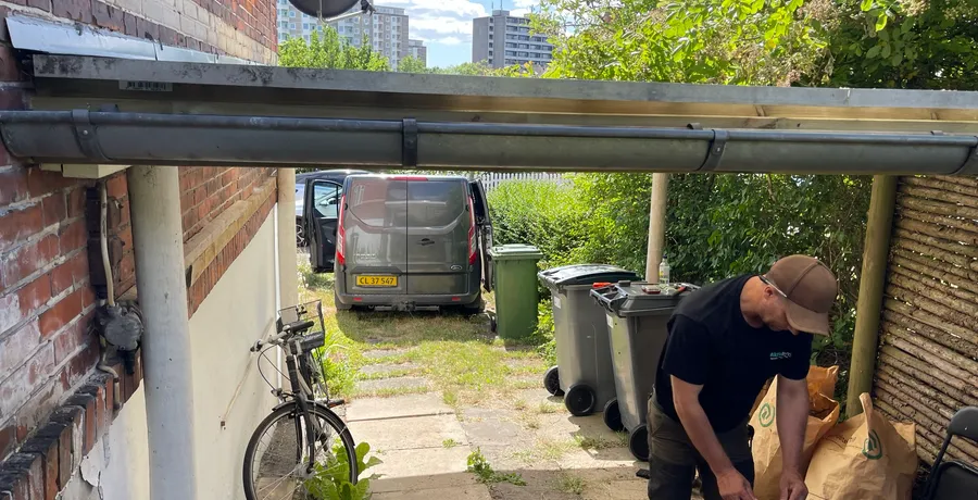 Nærbillede af en tætnet samling i en tagrende ved nedløbet