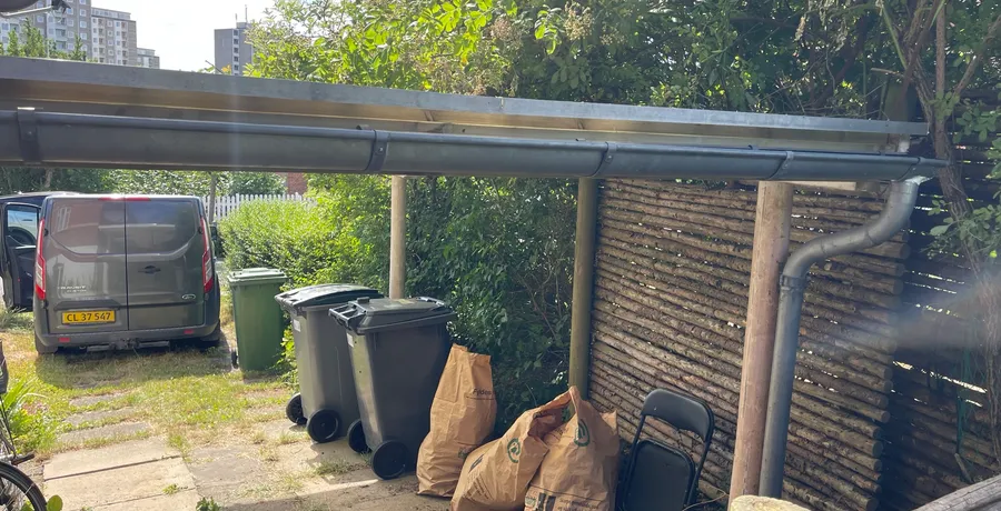 Nyudskiftet tagrende i zink, monteret med korrekt fald mod nedløbet