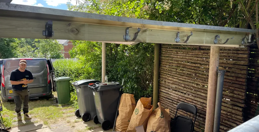 Aktiv Rens medarbejder arbejder på en tagrende med korrekt fald mod nedløbet