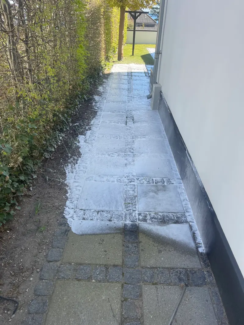 Aktiv Rens i gang med rensning af en træterrasse