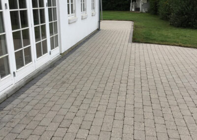 Fliser renset til en god pris – resultatet viser helt nye fliser efter professionel fliserens, fjernelse af alger og snavs