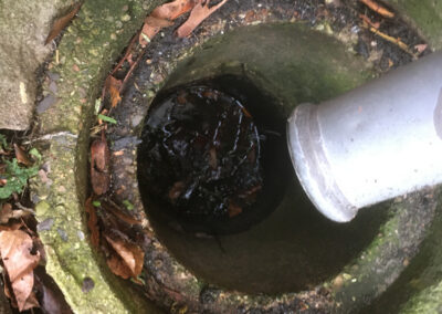 Rensning af sandfangsbrønd der er tilstoppet og snavset