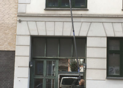 Høj bygning der får tagrenderens af Aktiv Rens medarbejder