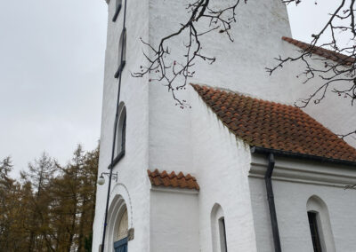 Billede af hvid kirke der får lavet tagrenderens.