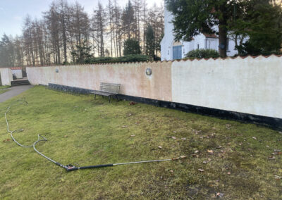 Rensning af kirkemur i Fredensborg, algefjernelse og beskyttelse mod fremtidig vækst for at bevare murens æstetik og struktur